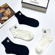 配包装 🌟【一盒4双】 🌟Chanel 香奈儿 经典字母logo 纯棉短筒袜 经典纯色短袜 🌟ins爆款!专柜在售ing 配包装 🌟【一盒4双】 🌟Chanel 香奈儿 经典字母logo 纯棉短筒袜 经典纯色短袜 🌟ins爆款!专柜在售ing