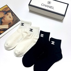 配包装 🌟【一盒4双】 🌟Chanel 香奈儿 经典字母logo 纯棉短筒袜 经典纯色短袜 🌟ins爆款!专柜在售ing 配包装 🌟【一盒4双】 🌟Chanel 香奈儿 经典字母logo 纯棉短筒袜 经典纯色短袜 🌟ins爆款!专柜在售ing