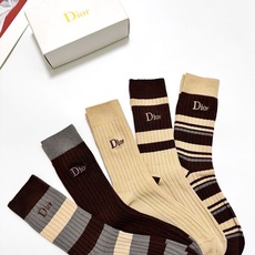 配包装 🌟【一盒3 双】 🌟 Dior 迪奥 经典字母logo纯棉 中筒袜 🌟经典配色个性时尚 🌟ins爆款!专柜在 配包装 🌟【一盒3 双】 🌟 Dior 迪奥 经典字母logo纯棉 中筒袜 🌟经典配色个性时尚 🌟ins爆款!专柜在