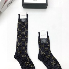 配包装 🌟【一盒2 双】 🌟Gucci 古奇 爆款金银丝长筒袜 中筒袜,超级火爆小腿袜。双针针织混纺金银丝材质,超完美结 配包装 🌟【一盒2 双】 🌟Gucci 古奇 爆款金银丝长筒袜 中筒袜,超级火爆小腿袜。双针针织混纺金银丝材质,超完美结