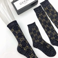 配包装 🌟【一盒2 双】 🌟Gucci 古奇 爆款金银丝长筒袜 中筒袜,超级火爆小腿袜。双针针织混纺金银丝材质,超完美结 配包装 🌟【一盒2 双】 🌟Gucci 古奇 爆款金银丝长筒袜 中筒袜,超级火爆小腿袜。双针针织混纺金银丝材质,超完美结
