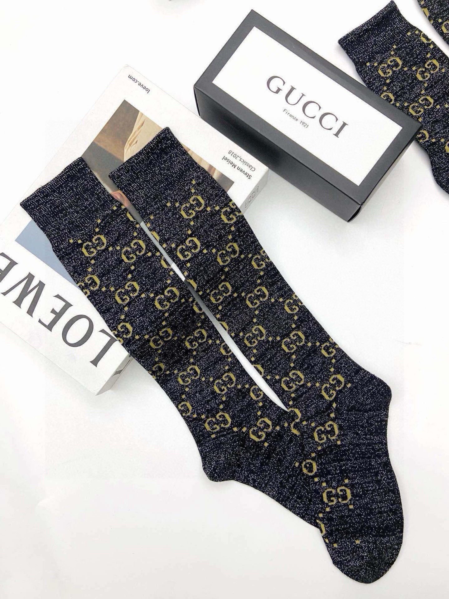 配包装 🌟【一盒2 双】 🌟Gucci 古奇 爆款金银丝长筒袜 中筒袜,超级火爆小腿袜。双针针织混纺金银丝材质,超完美结 配包装 🌟【一盒2 双】 🌟Gucci 古奇 爆款金银丝长筒袜 中筒袜,超级火爆小腿袜。双针针织混纺金银丝材质,超完美结