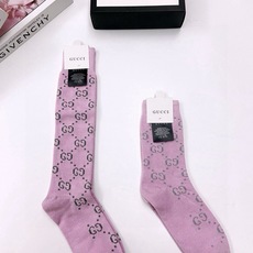配包装 🌟【一盒2 双】 🌟Gucci 古奇 爆款金银丝长筒袜 中筒袜,超级火爆小腿袜。双针针织混纺金银丝材质,超完美结 配包装 🌟【一盒2 双】 🌟Gucci 古奇 爆款金银丝长筒袜 中筒袜,超级火爆小腿袜。双针针织混纺金银丝材质,超完美结