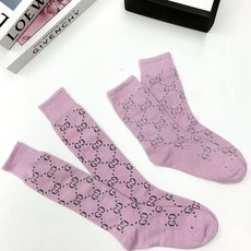 配包装 🌟【一盒2 双】 🌟Gucci 古奇 爆款金银丝长筒袜 中筒袜,超级火爆小腿袜。双针针织混纺金银丝材质,超完美结 配包装 🌟【一盒2 双】 🌟Gucci 古奇 爆款金银丝长筒袜 中筒袜,超级火爆小腿袜。双针针织混纺金银丝材质,超完美结