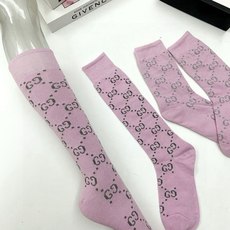 配包装 🌟【一盒2 双】 🌟Gucci 古奇 爆款金银丝长筒袜 中筒袜,超级火爆小腿袜。双针针织混纺金银丝材质,超完美结 配包装 🌟【一盒2 双】 🌟Gucci 古奇 爆款金银丝长筒袜 中筒袜,超级火爆小腿袜。双针针织混纺金银丝材质,超完美结