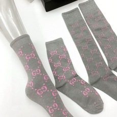 配包装 🌟【一盒2 双】 🌟Gucci 古奇 爆款金银丝长筒袜 中筒袜,超级火爆小腿袜。双针针织混纺金银丝材质,超完美结 配包装 🌟【一盒2 双】 🌟Gucci 古奇 爆款金银丝长筒袜 中筒袜,超级火爆小腿袜。双针针织混纺金银丝材质,超完美结