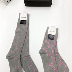配包装 🌟【一盒2 双】 🌟Gucci 古奇 爆款金银丝长筒袜 中筒袜,超级火爆小腿袜。双针针织混纺金银丝材质,超完美结 配包装 🌟【一盒2 双】 🌟Gucci 古奇 爆款金银丝长筒袜 中筒袜,超级火爆小腿袜。双针针织混纺金银丝材质,超完美结