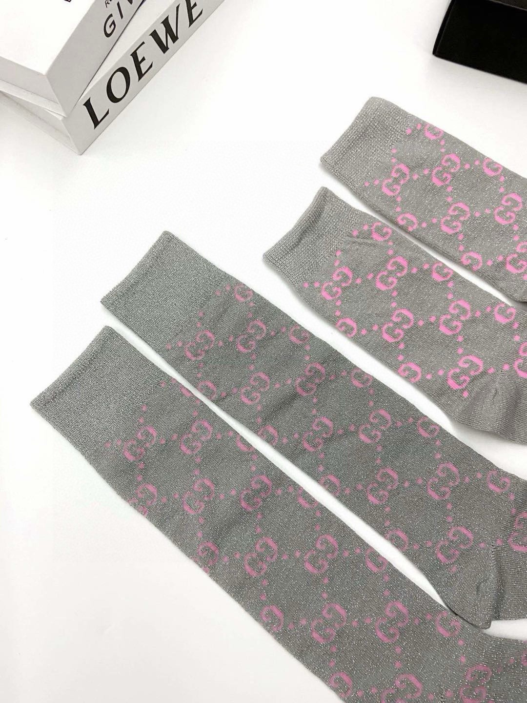 配包装 🌟【一盒2 双】 🌟Gucci 古奇 爆款金银丝长筒袜 中筒袜,超级火爆小腿袜。双针针织混纺金银丝材质,超完美结 配包装 🌟【一盒2 双】 🌟Gucci 古奇 爆款金银丝长筒袜 中筒袜,超级火爆小腿袜。双针针织混纺金银丝材质,超完美结