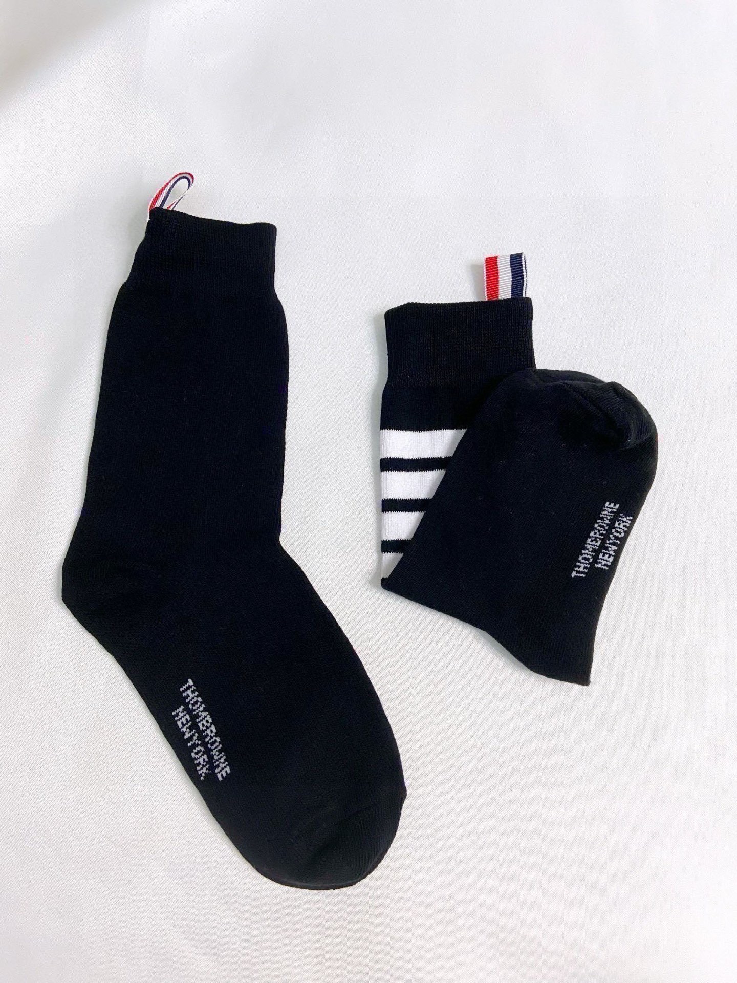 【一盒3双】 🌟THOM BROWNE · 桑姆 布朗尼❗ 🌟超级爆款网红小腿袜子❗官网同步，一直在售的炒鸡经典款❗经典