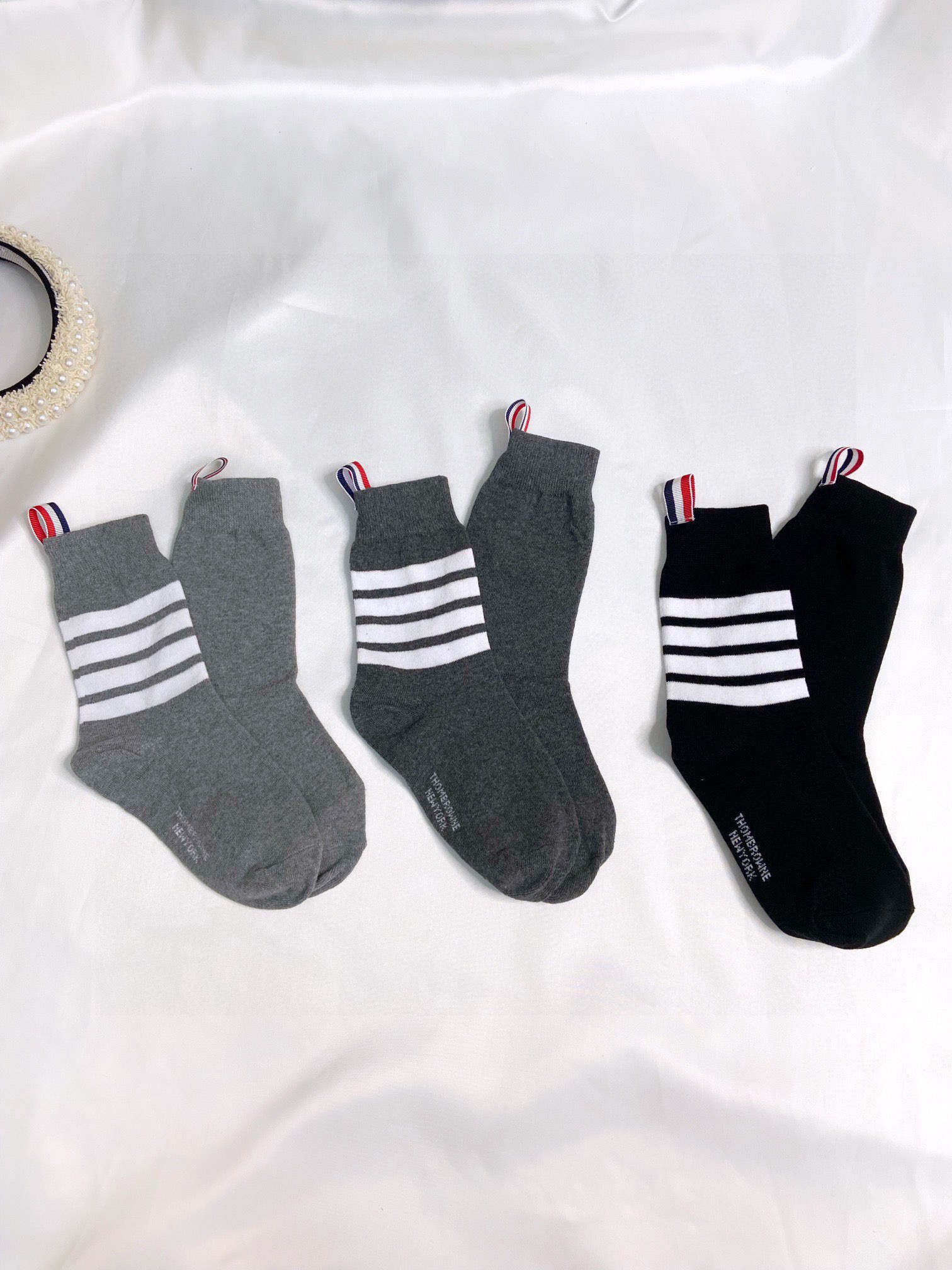 【一盒3双】 🌟THOM BROWNE · 桑姆 布朗尼❗ 🌟超级爆款网红小腿袜子❗官网同步，一直在售的炒鸡经典款❗经典