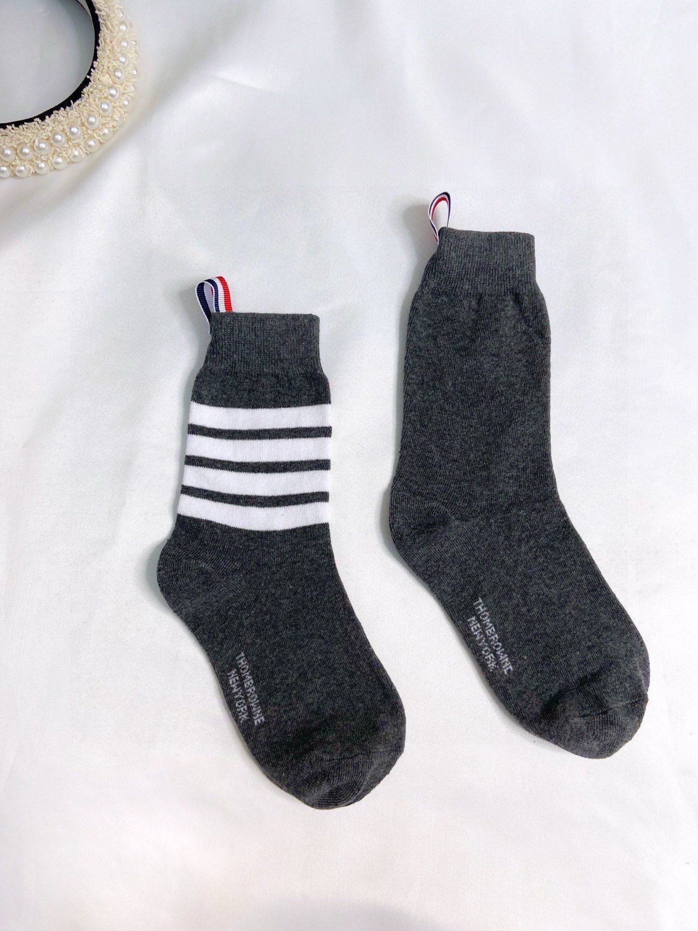 【一盒3双】 🌟THOM BROWNE · 桑姆 布朗尼❗ 🌟超级爆款网红小腿袜子❗官网同步，一直在售的炒鸡经典款❗经典