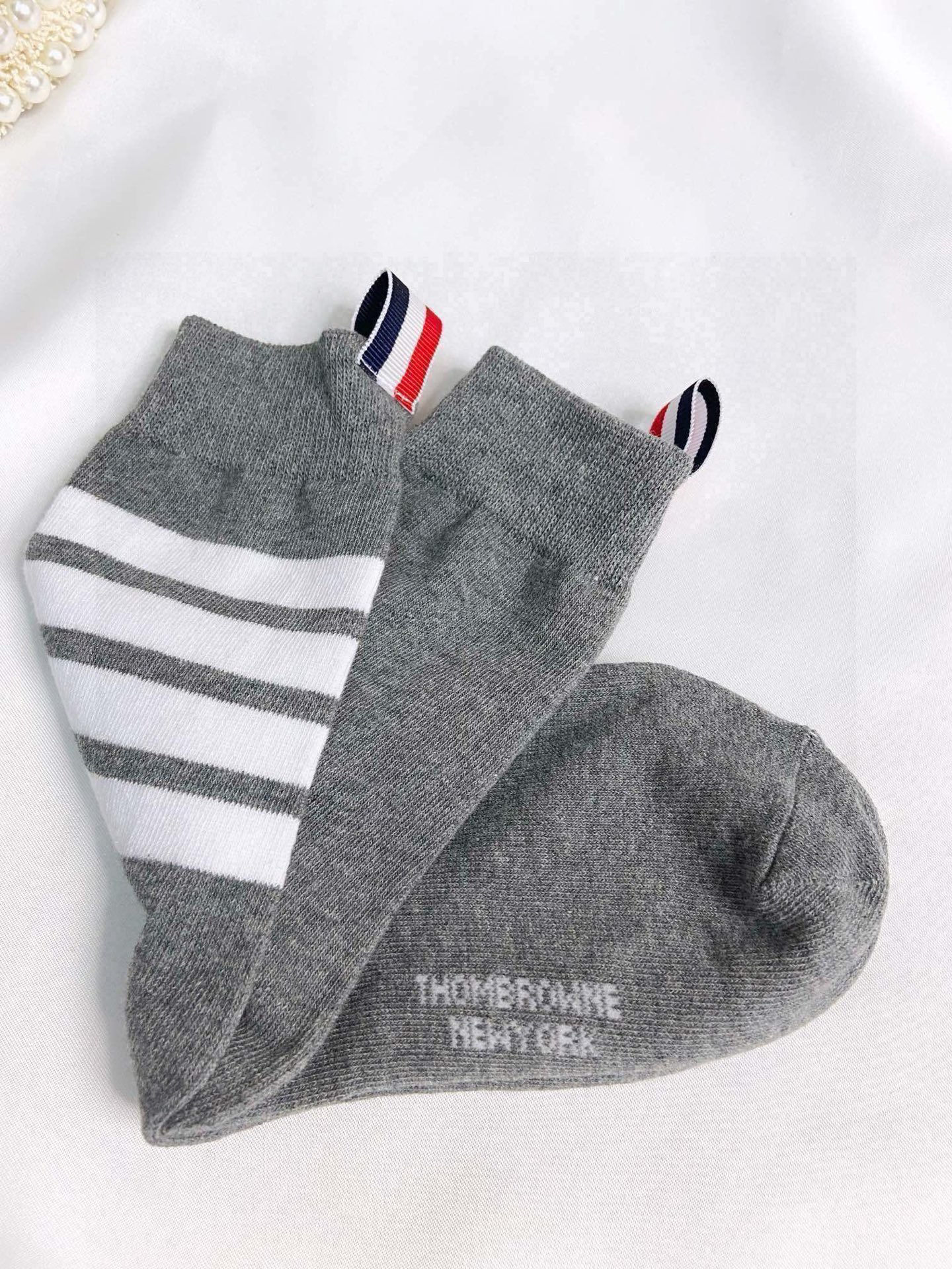 【一盒3双】 🌟THOM BROWNE · 桑姆 布朗尼❗ 🌟超级爆款网红小腿袜子❗官网同步，一直在售的炒鸡经典款❗经典