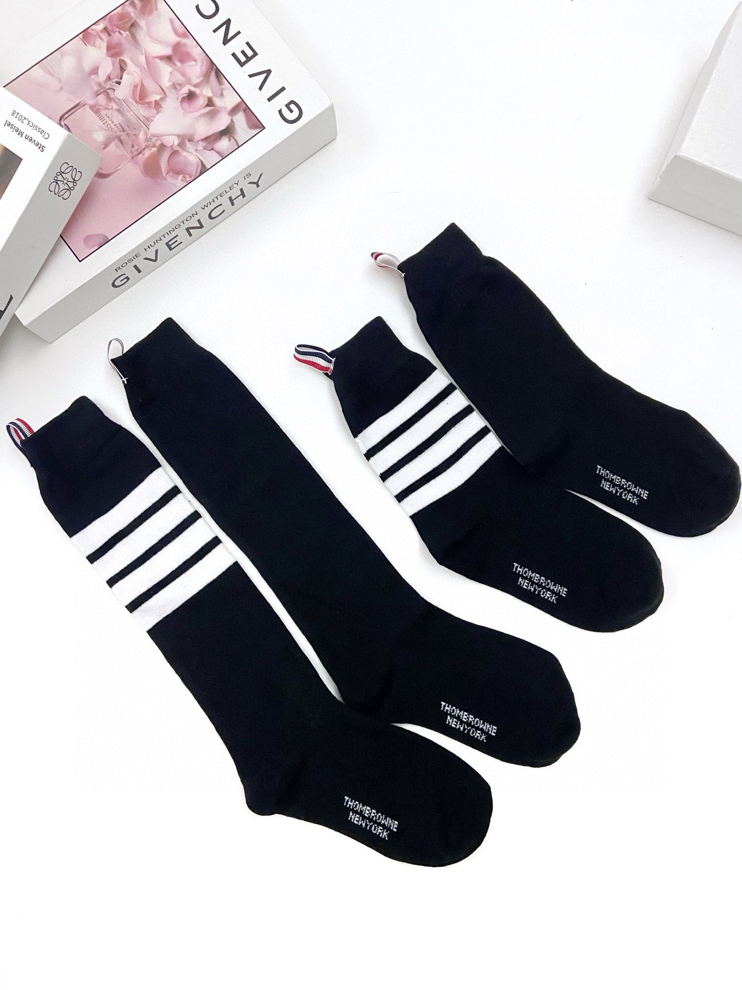 配原版盒 🌟【一盒2 双】 🌟THOM BROWNE · 桑姆 布朗尼❗ 🌟超级爆款！网红小腿袜，中筒袜+长筒袜，经典爆