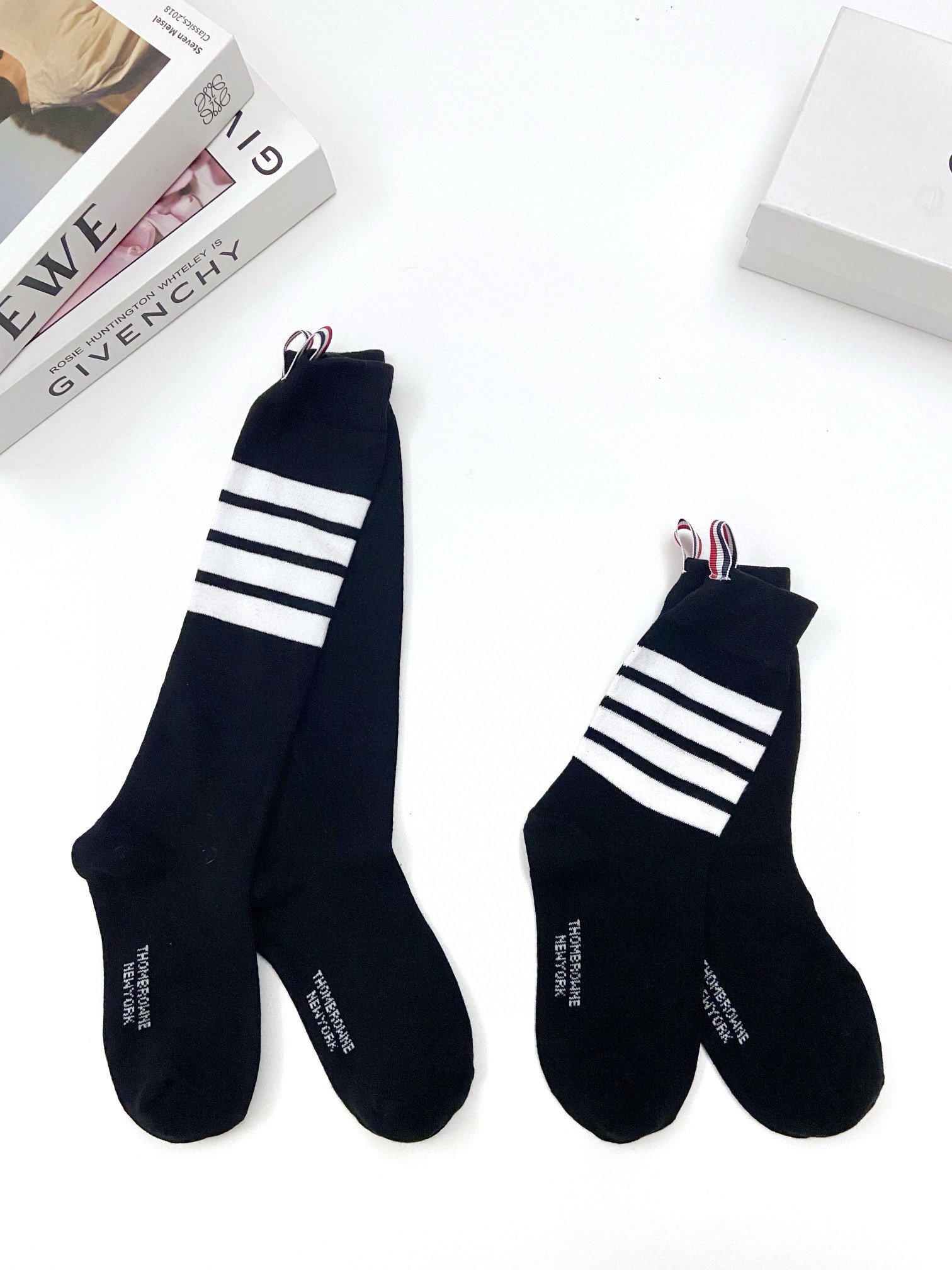 配原版盒 🌟【一盒2 双】 🌟THOM BROWNE · 桑姆 布朗尼❗ 🌟超级爆款！网红小腿袜，中筒袜+长筒袜，经典爆