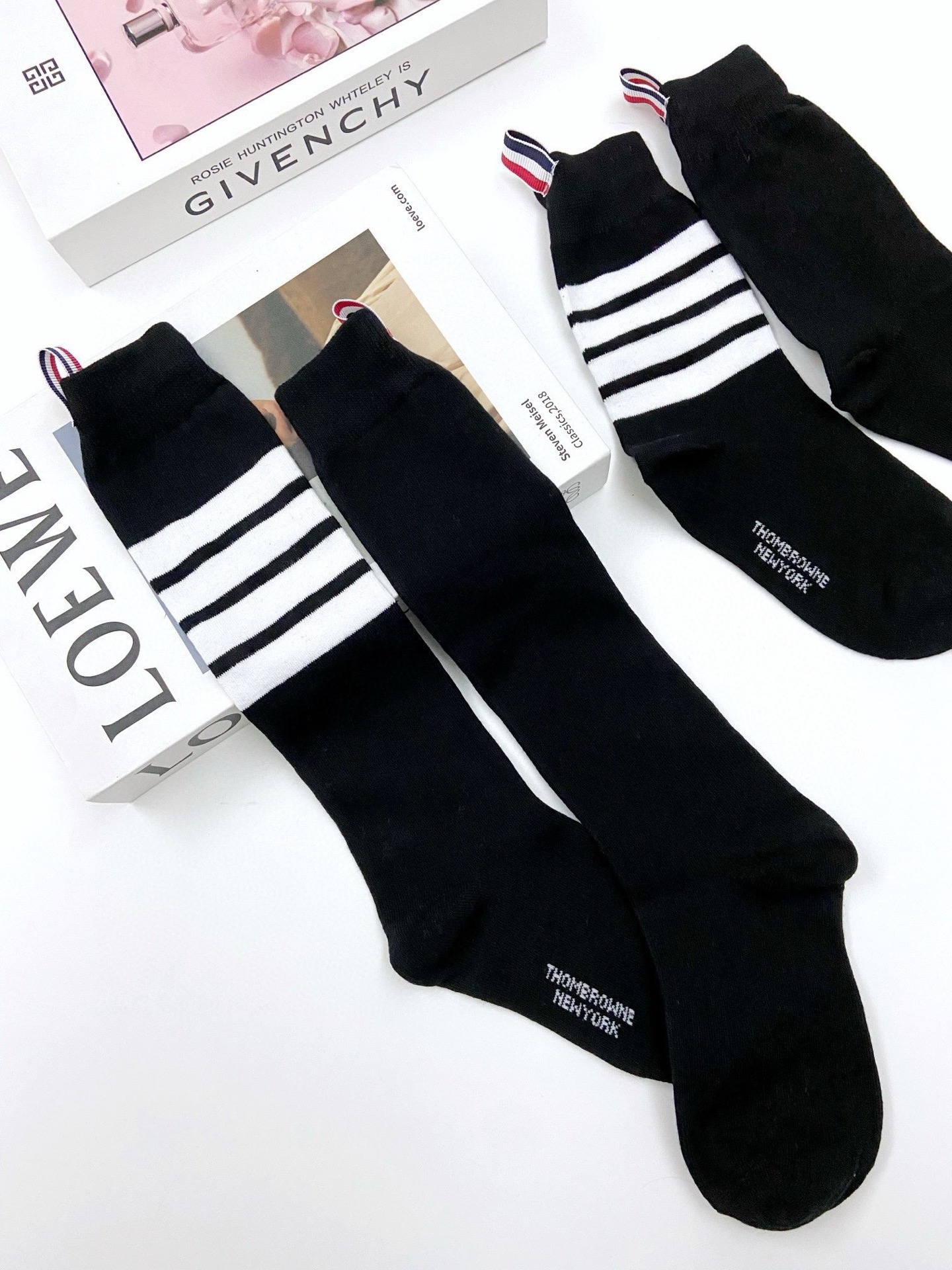 配原版盒 🌟【一盒2 双】 🌟THOM BROWNE · 桑姆 布朗尼❗ 🌟超级爆款！网红小腿袜，中筒袜+长筒袜，经典爆