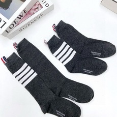 配原版盒 🌟【一盒2 双】 🌟THOM BROWNE · 桑姆 布朗尼❗ 🌟超级爆款!网红小腿袜,中筒袜+长筒袜,经典爆 配原版盒 🌟【一盒2 双】 🌟THOM BROWNE · 桑姆 布朗尼❗ 🌟超级爆款!网红小腿袜,中筒袜+长筒袜,经典爆