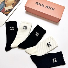 配包装 🌟【一盒5 双】 🌟缪缪miumiu 经典刺绣字母logo 纯棉中筒袜 ,ins超火爆小腿袜,纯棉面料,潮 配包装 🌟【一盒5 双】 🌟缪缪miumiu 经典刺绣字母logo 纯棉中筒袜 ,ins超火爆小腿袜,纯棉面料,潮