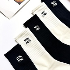 配包装 🌟【一盒5 双】 🌟缪缪miumiu 经典刺绣字母logo 纯棉中筒袜 ,ins超火爆小腿袜,纯棉面料,潮 配包装 🌟【一盒5 双】 🌟缪缪miumiu 经典刺绣字母logo 纯棉中筒袜 ,ins超火爆小腿袜,纯棉面料,潮