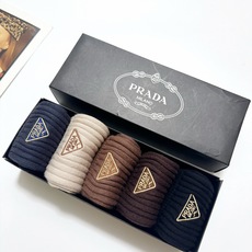 配包装 🌟【一盒5 双】 🌟Prada 普拉达 经典刺绣字母logo 羊绒混纺中筒袜 ,软糯亲肤,ins超火爆配色 配包装 🌟【一盒5 双】 🌟Prada 普拉达 经典刺绣字母logo 羊绒混纺中筒袜 ,软糯亲肤,ins超火爆配色