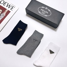 配包装 🌟【一盒3 双】 🌟Prada 普拉达 经典字母logo 纯棉长筒袜 ,ins火爆纯色设计,潮人必备 ,个 配包装 🌟【一盒3 双】 🌟Prada 普拉达 经典字母logo 纯棉长筒袜 ,ins火爆纯色设计,潮人必备 ,个