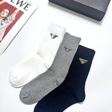 配包装 🌟【一盒3 双】 🌟Prada 普拉达 经典字母logo 纯棉长筒袜 ,ins火爆纯色设计,潮人必备 ,个 配包装 🌟【一盒3 双】 🌟Prada 普拉达 经典字母logo 纯棉长筒袜 ,ins火爆纯色设计,潮人必备 ,个
