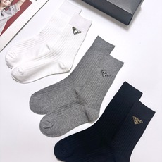 配包装 🌟【一盒3 双】 🌟Prada 普拉达 经典字母logo 纯棉长筒袜 ,ins火爆纯色设计,潮人必备 ,个 配包装 🌟【一盒3 双】 🌟Prada 普拉达 经典字母logo 纯棉长筒袜 ,ins火爆纯色设计,潮人必备 ,个