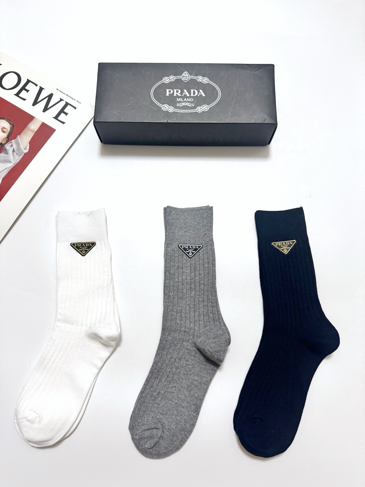 配包装 🌟【一盒3 双】 🌟Prada 普拉达 经典字母logo 纯棉长筒袜 ,ins火爆纯色设计,潮人必备 ,个 配包装 🌟【一盒3 双】 🌟Prada 普拉达 经典字母logo 纯棉长筒袜 ,ins火爆纯色设计,潮人必备 ,个