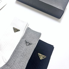 配包装 🌟【一盒3 双】 🌟Prada 普拉达 经典字母logo 纯棉长筒袜 ,ins火爆纯色设计,潮人必备 ,个 配包装 🌟【一盒3 双】 🌟Prada 普拉达 经典字母logo 纯棉长筒袜 ,ins火爆纯色设计,潮人必备 ,个