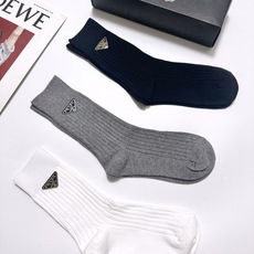 配包装 🌟【一盒3 双】 🌟Prada 普拉达 经典字母logo 纯棉长筒袜 ,ins火爆纯色设计,潮人必备 ,个 配包装 🌟【一盒3 双】 🌟Prada 普拉达 经典字母logo 纯棉长筒袜 ,ins火爆纯色设计,潮人必备 ,个