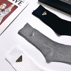 配包装 🌟【一盒3 双】 🌟Prada 普拉达 经典字母logo 纯棉长筒袜 ,ins火爆纯色设计,潮人必备 ,个 配包装 🌟【一盒3 双】 🌟Prada 普拉达 经典字母logo 纯棉长筒袜 ,ins火爆纯色设计,潮人必备 ,个