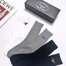 配包装 🌟【一盒3 双】 🌟Prada 普拉达 经典字母logo 纯棉长筒袜 ,ins火爆纯色设计,潮人必备 ,个 配包装 🌟【一盒3 双】 🌟Prada 普拉达 经典字母logo 纯棉长筒袜 ,ins火爆纯色设计,潮人必备 ,个