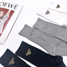 配包装 🌟【一盒3 双】 🌟Prada 普拉达 经典字母logo 纯棉长筒袜 ,ins火爆纯色设计,潮人必备 ,个 配包装 🌟【一盒3 双】 🌟Prada 普拉达 经典字母logo 纯棉长筒袜 ,ins火爆纯色设计,潮人必备 ,个