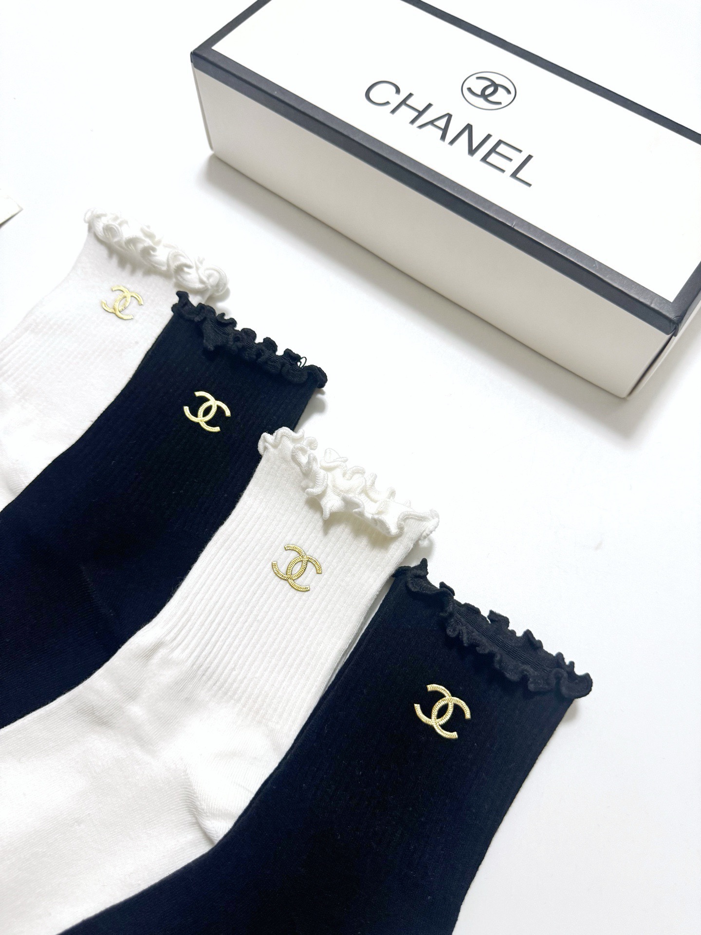 配包装 🌟【一盒4双】 🌟Chanel 香奈儿 经典纯色 字母logo 纯棉木耳边中筒袜 🌟ins爆款!专柜在售ing 配包装 🌟【一盒4双】 🌟Chanel 香奈儿 经典纯色 字母logo 纯棉木耳边中筒袜 🌟ins爆款!专柜在售ing