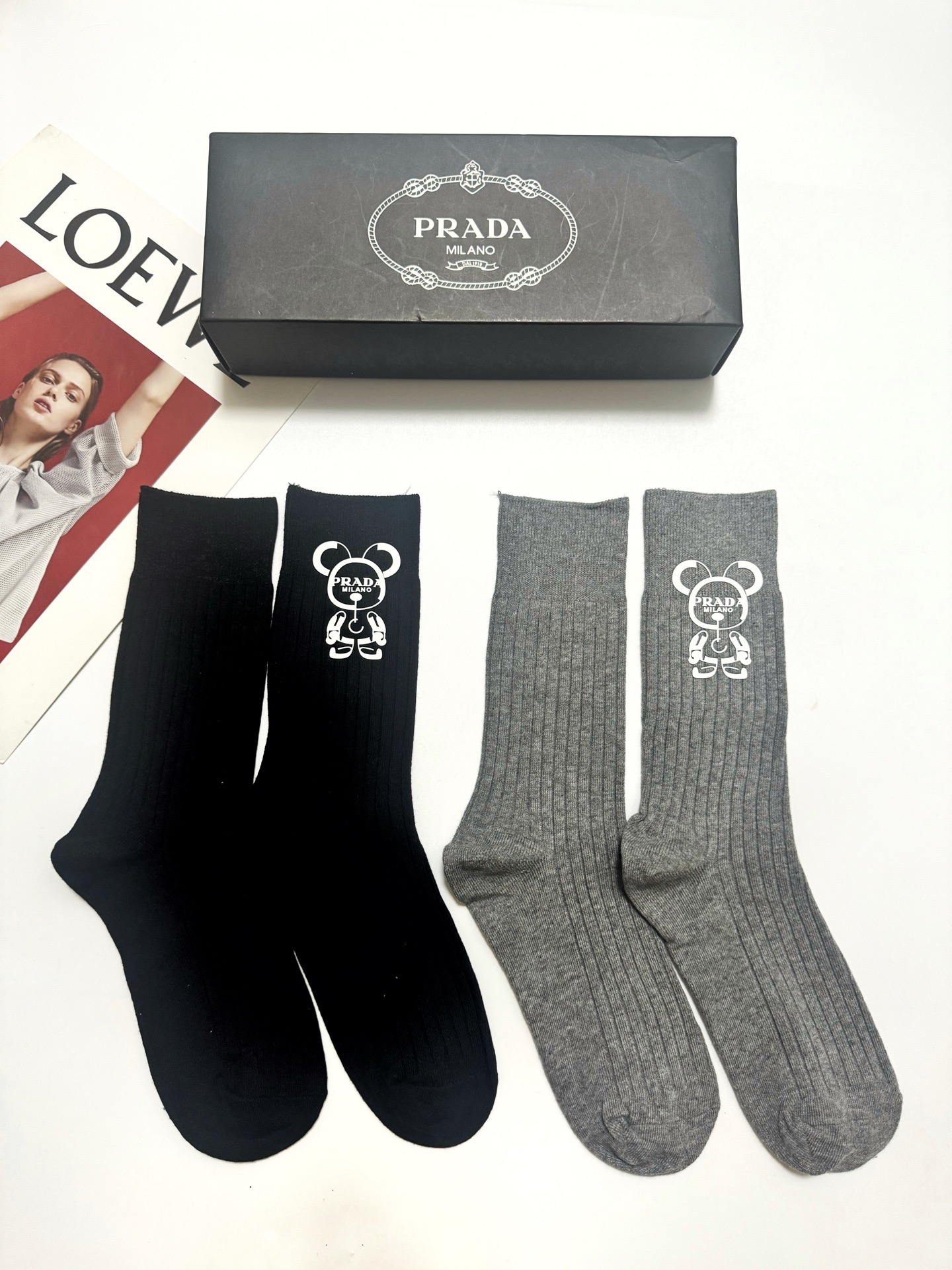 配包装 🌟【一盒2双】 🌟Prada 普拉达 经典字母logo纯棉中筒袜 🌟ins爆款!专柜在售ing 🌟好看到爆炸 配包装 🌟【一盒2双】 🌟Prada 普拉达 经典字母logo纯棉中筒袜 🌟ins爆款!专柜在售ing 🌟好看到爆炸
