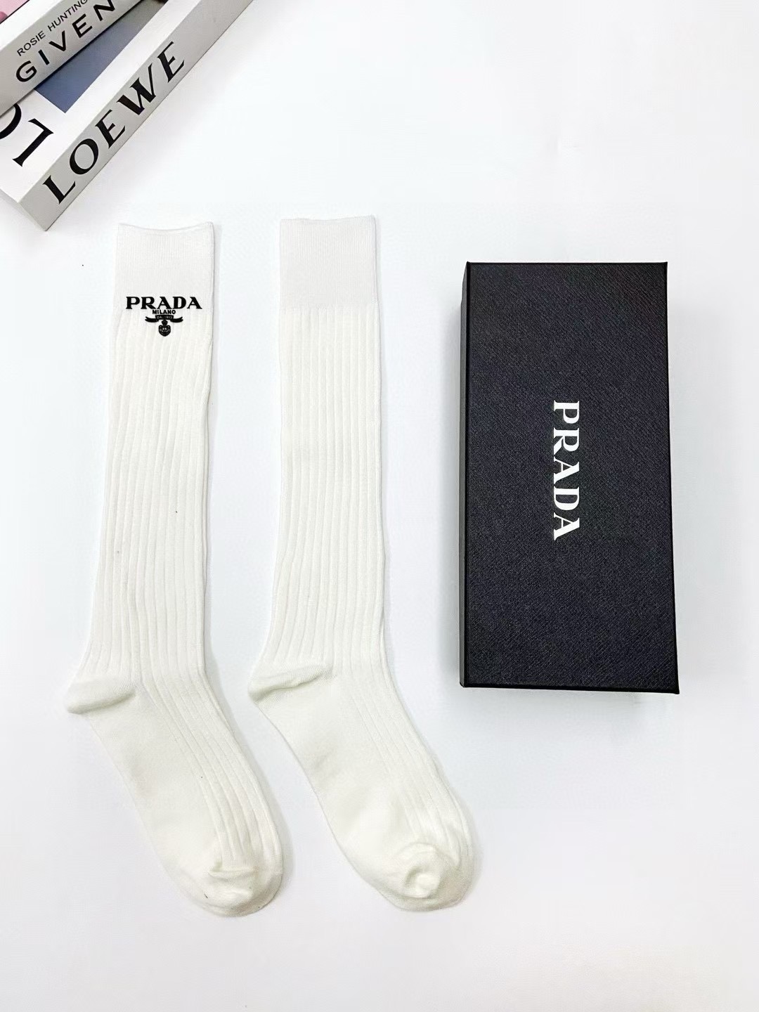 配包装 🌟【一盒一双】 🌟Prada 普拉达 经典字母logo纯棉长筒袜 小腿袜 🌟重工装饰个性时尚 🌟ins爆款!专 配包装 🌟【一盒一双】 🌟Prada 普拉达 经典字母logo纯棉长筒袜 小腿袜 🌟重工装饰个性时尚 🌟ins爆款!专