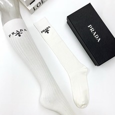 配包装 🌟【一盒一双】 🌟Prada 普拉达 经典字母logo纯棉长筒袜 小腿袜 🌟重工装饰个性时尚 🌟ins爆款!专 配包装 🌟【一盒一双】 🌟Prada 普拉达 经典字母logo纯棉长筒袜 小腿袜 🌟重工装饰个性时尚 🌟ins爆款!专