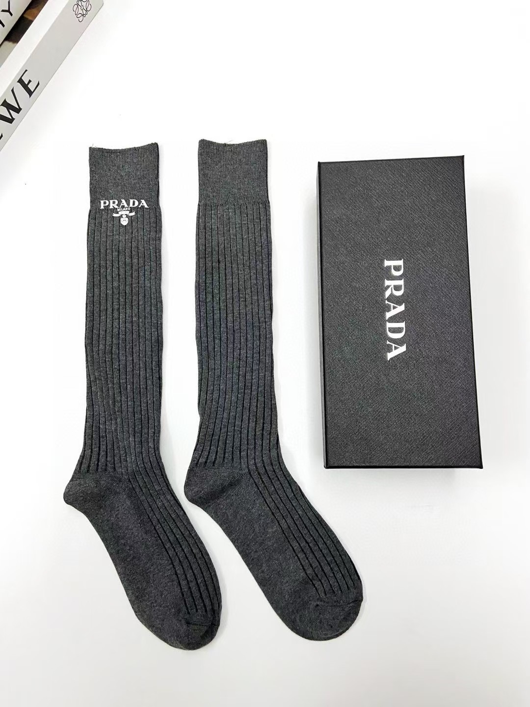 配包装 🌟【一盒一双】 🌟Prada 普拉达 经典字母logo纯棉长筒袜 小腿袜 🌟重工装饰个性时尚 🌟ins爆款!专 配包装 🌟【一盒一双】 🌟Prada 普拉达 经典字母logo纯棉长筒袜 小腿袜 🌟重工装饰个性时尚 🌟ins爆款!专
