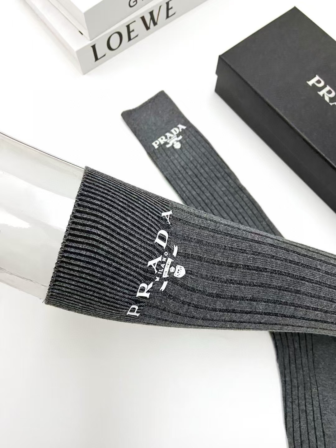 配包装 🌟【一盒一双】 🌟Prada 普拉达 经典字母logo纯棉长筒袜 小腿袜 🌟重工装饰个性时尚 🌟ins爆款!专 配包装 🌟【一盒一双】 🌟Prada 普拉达 经典字母logo纯棉长筒袜 小腿袜 🌟重工装饰个性时尚 🌟ins爆款!专