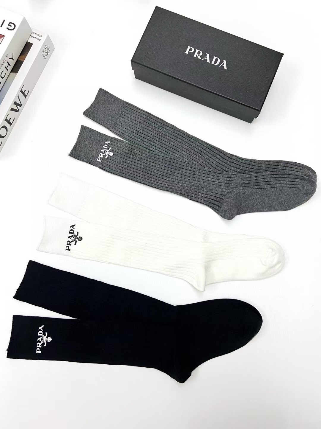 配包装 🌟【一盒一双】 🌟Prada 普拉达 经典字母logo纯棉长筒袜 小腿袜 🌟重工装饰个性时尚 🌟ins爆款!专 配包装 🌟【一盒一双】 🌟Prada 普拉达 经典字母logo纯棉长筒袜 小腿袜 🌟重工装饰个性时尚 🌟ins爆款!专