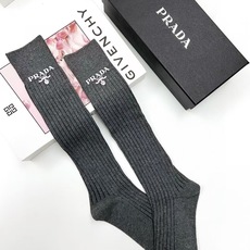 配包装 🌟【一盒一双】 🌟Prada 普拉达 经典字母logo纯棉长筒袜 小腿袜 🌟重工装饰个性时尚 🌟ins爆款!专 配包装 🌟【一盒一双】 🌟Prada 普拉达 经典字母logo纯棉长筒袜 小腿袜 🌟重工装饰个性时尚 🌟ins爆款!专