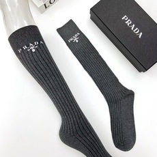 配包装 🌟【一盒一双】 🌟Prada 普拉达 经典字母logo纯棉长筒袜 小腿袜 🌟重工装饰个性时尚 🌟ins爆款!专 配包装 🌟【一盒一双】 🌟Prada 普拉达 经典字母logo纯棉长筒袜 小腿袜 🌟重工装饰个性时尚 🌟ins爆款!专