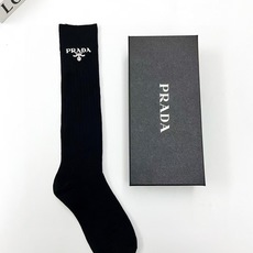 配包装 🌟【一盒一双】 🌟Prada 普拉达 经典字母logo纯棉长筒袜 小腿袜 🌟重工装饰个性时尚 🌟ins爆款!专 配包装 🌟【一盒一双】 🌟Prada 普拉达 经典字母logo纯棉长筒袜 小腿袜 🌟重工装饰个性时尚 🌟ins爆款!专