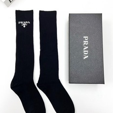 配包装 🌟【一盒一双】 🌟Prada 普拉达 经典字母logo纯棉长筒袜 小腿袜 🌟重工装饰个性时尚 🌟ins爆款!专 配包装 🌟【一盒一双】 🌟Prada 普拉达 经典字母logo纯棉长筒袜 小腿袜 🌟重工装饰个性时尚 🌟ins爆款!专