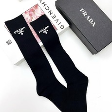 配包装 🌟【一盒一双】 🌟Prada 普拉达 经典字母logo纯棉长筒袜 小腿袜 🌟重工装饰个性时尚 🌟ins爆款!专 配包装 🌟【一盒一双】 🌟Prada 普拉达 经典字母logo纯棉长筒袜 小腿袜 🌟重工装饰个性时尚 🌟ins爆款!专