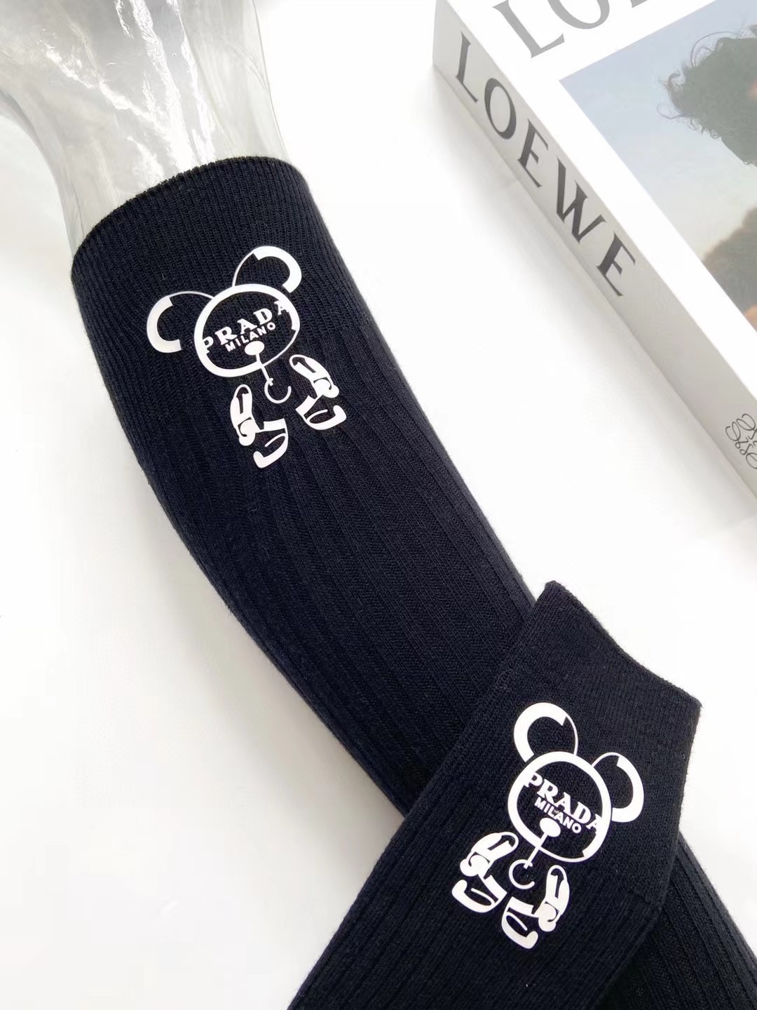 配包装 🌟【一盒一双】 🌟Prada 普拉达 经典字母logo 纯棉 小腿袜 双针针织工艺. 🌟ins爆款！专柜在售in
