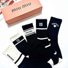 配包装 🌟【一盒5 双】 🌟缪缪 miumiu 经典字母 logo纯棉 中筒袜 !超级软糯亲肤! 🌟ins爆款!专柜在 配包装 🌟【一盒5 双】 🌟缪缪 miumiu 经典字母 logo纯棉 中筒袜 !超级软糯亲肤! 🌟ins爆款!专柜在
