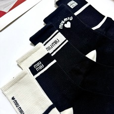配包装 🌟【一盒5 双】 🌟缪缪 miumiu 经典字母 logo纯棉 中筒袜 !超级软糯亲肤! 🌟ins爆款!专柜在 配包装 🌟【一盒5 双】 🌟缪缪 miumiu 经典字母 logo纯棉 中筒袜 !超级软糯亲肤! 🌟ins爆款!专柜在
