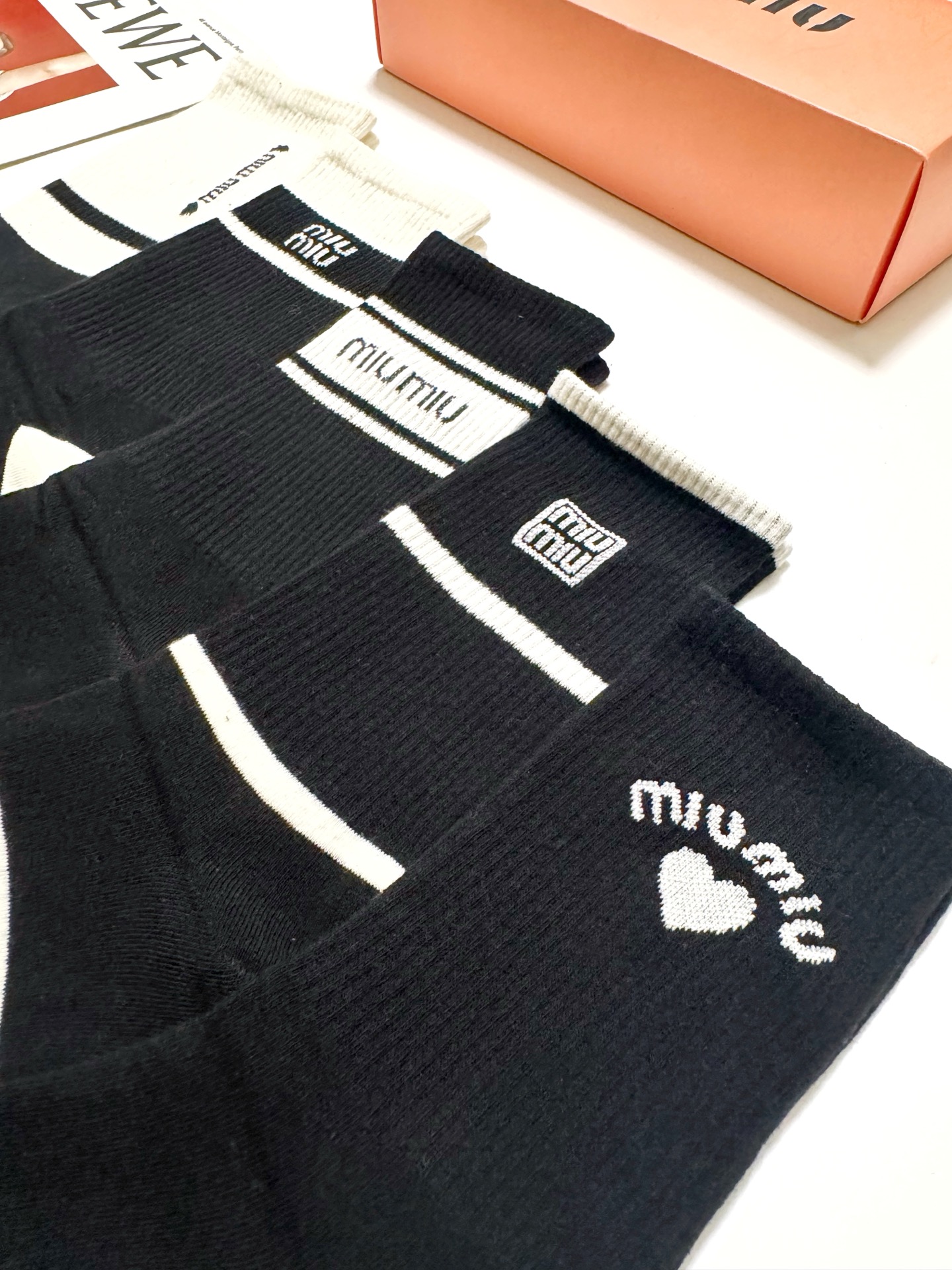 配包装 🌟【一盒5 双】 🌟缪缪 miumiu 经典字母 logo纯棉 中筒袜 !超级软糯亲肤! 🌟ins爆款!专柜在 配包装 🌟【一盒5 双】 🌟缪缪 miumiu 经典字母 logo纯棉 中筒袜 !超级软糯亲肤! 🌟ins爆款!专柜在