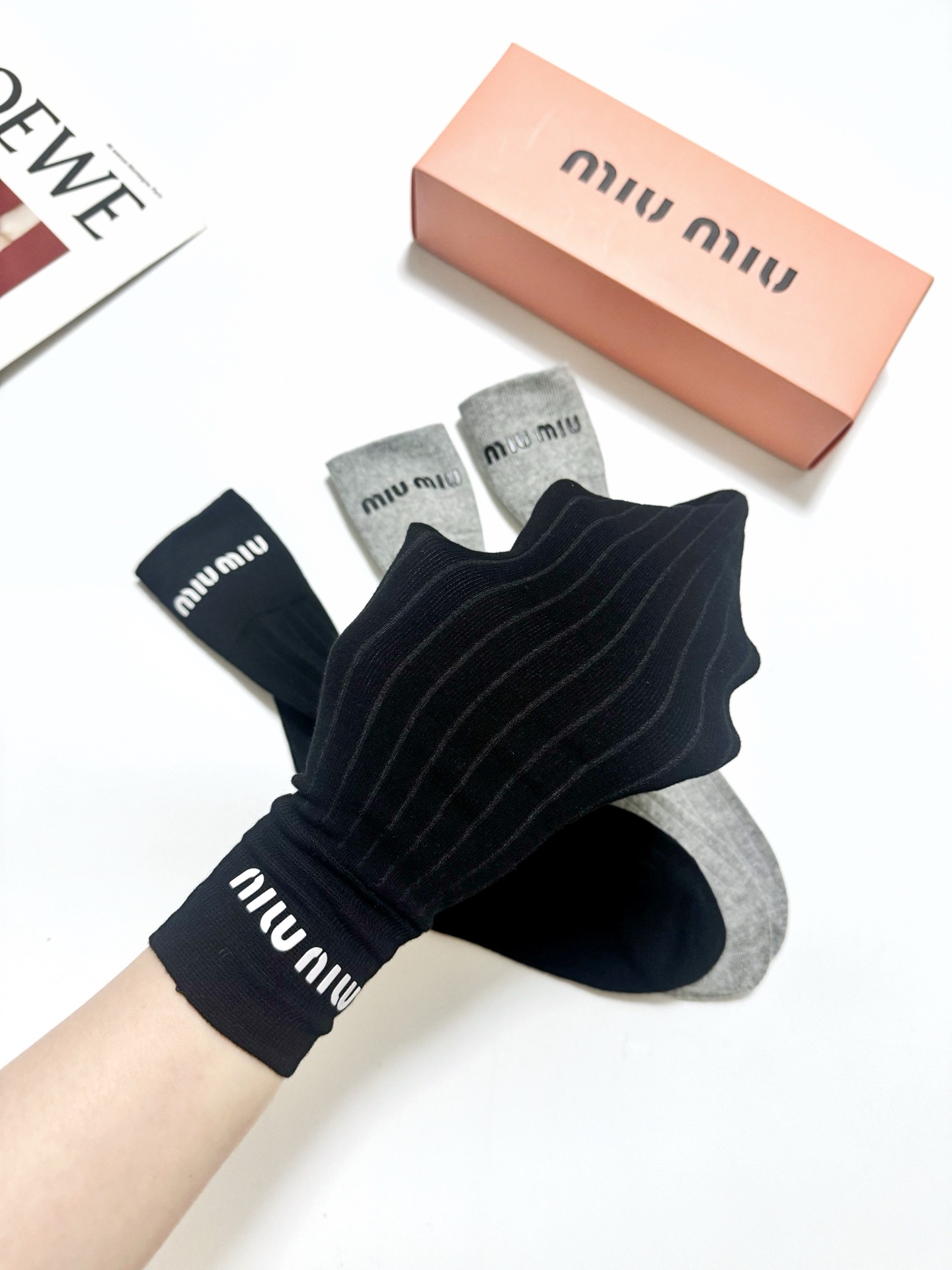 配包装 🌟【一盒2双】 🌟缪缪 miumiu 经典字母logo 纯棉中筒袜 🌟ins爆款！好看到爆炸 ！🌟酷妹潮人必不能