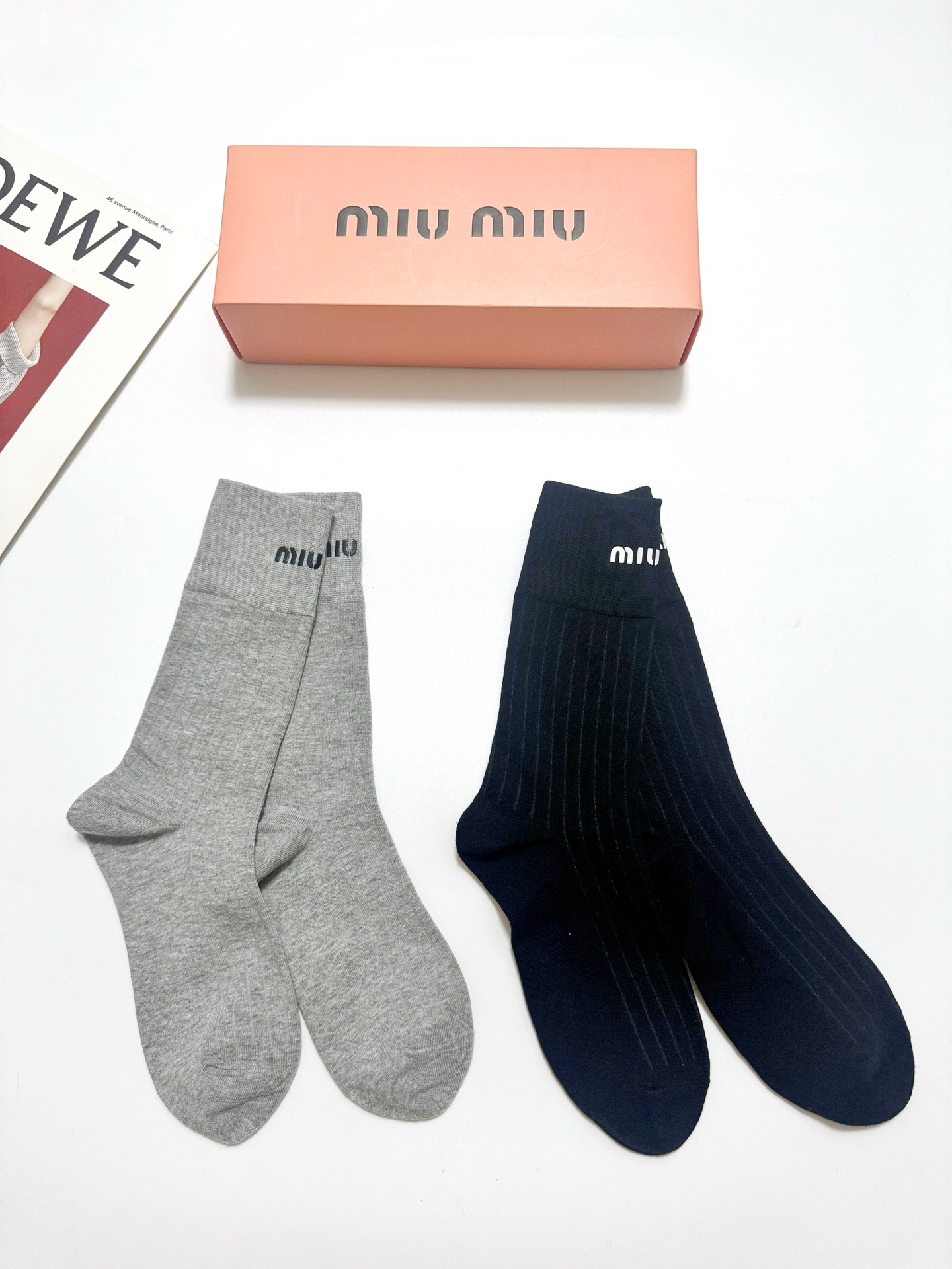 配包装 🌟【一盒2双】 🌟缪缪 miumiu 经典字母logo 纯棉中筒袜 🌟ins爆款！好看到爆炸 ！🌟酷妹潮人必不能